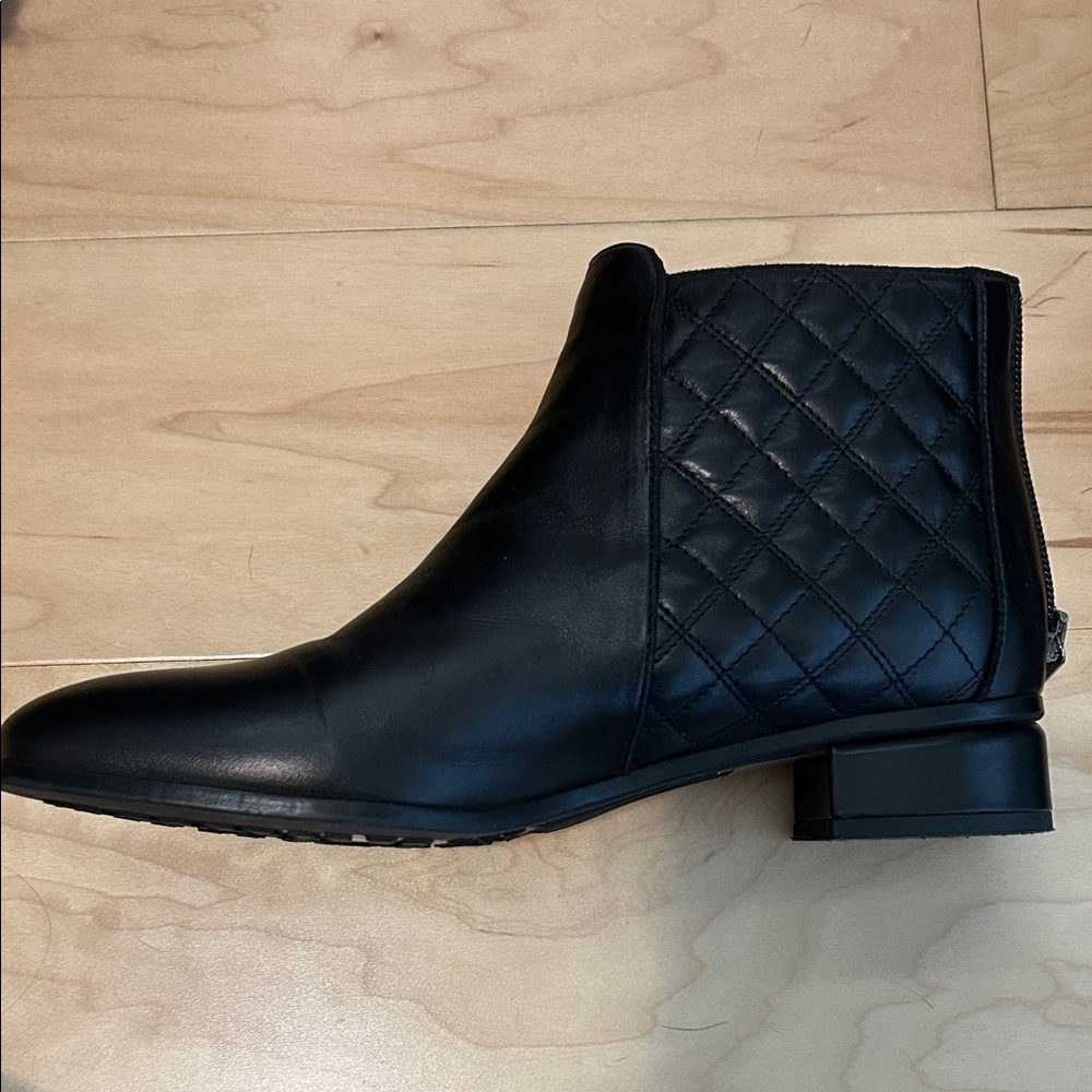 Aquatalia Black Quilted Ankle Boots: 7.5 - Picture 3 of 10